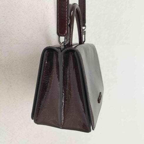ゲス GUESS エナメル ショルダーバッグ レディース