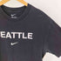 ナイキ NIKE SEATTLE スウッシュ プリント S/S Tシャツ メンズ import:L