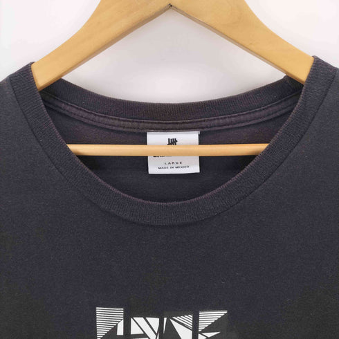 アンディフィーテッド UNDEFEATED グラフィックTシャツ メンズ JPN:L