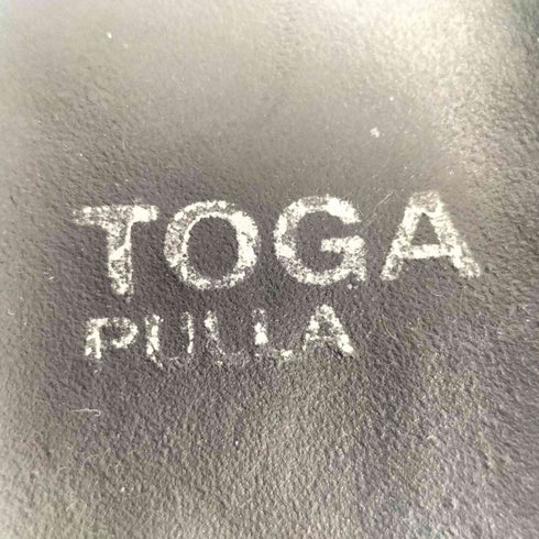 トーガプルラ TOGA PULLA エンボスメタルストラップサンダル レディース 36