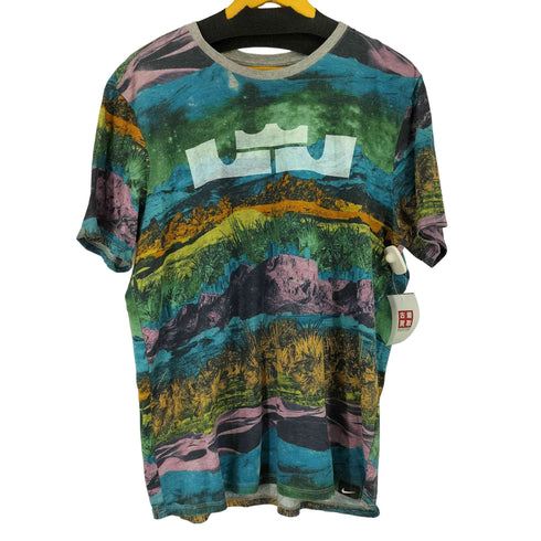 ナイキ NIKE Lebron 13 Akronite Philosophy T-Shirt メンズ import:XL