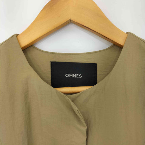 オムネス OMNES 撥水加工ナイロンノーカラー裾ドローコードブルゾン レディース