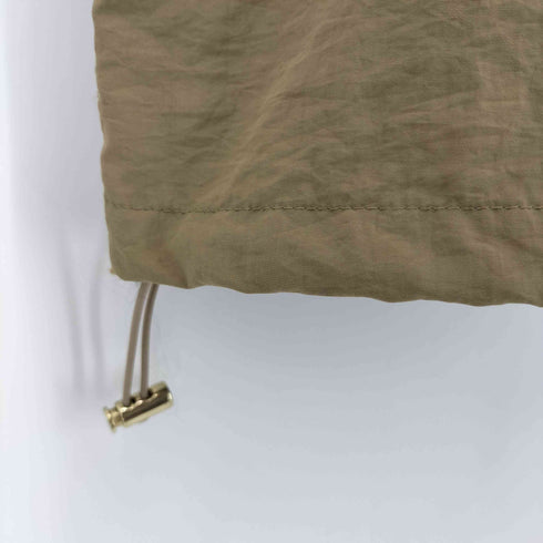 オムネス OMNES 撥水加工ナイロンノーカラー裾ドローコードブルゾン レディース