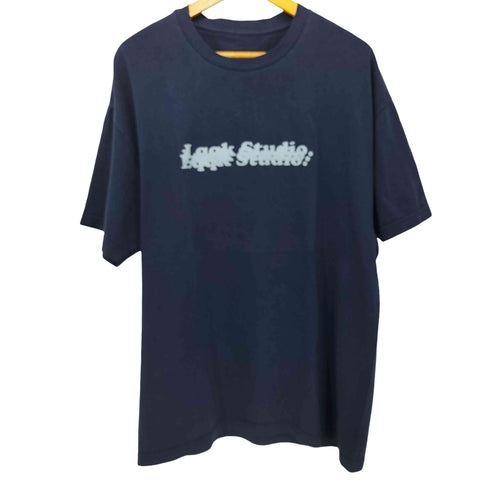 ルックスタジオ LQQK STUDIO STACKED LOGO IRIDESCENT TEE ロゴプリント ショートスリーブ クルーネックTシャツ メンズ