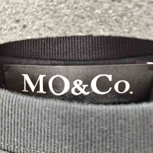 MO&CO フロントエンボスパッチTEE レディース JPN:M