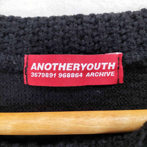 アナザーユーズ ANOTHERYOUTH make noise not money 両面プリント穴あき加工ニット メンズ