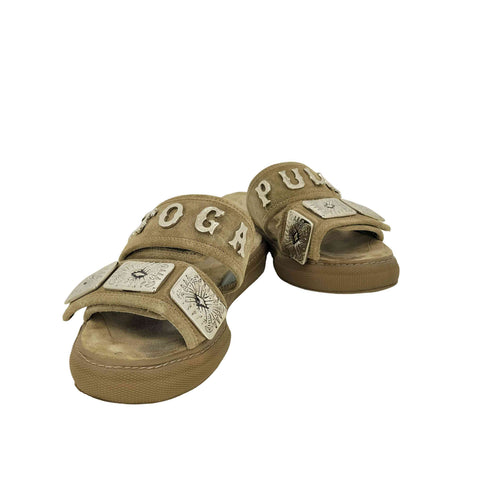 トーガプルラ TOGA PULLA KHAKI SUEDE SLIDERS メタルロゴ サンダル スリッパ レディース EUR:37