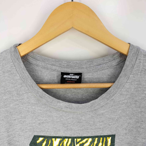 アンディフィーテッド UNDEFEATED フロントロゴプリント 半袖Tシャツ メンズ M