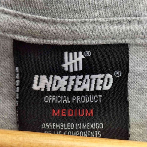 アンディフィーテッド UNDEFEATED フロントロゴプリント 半袖Tシャツ メンズ M