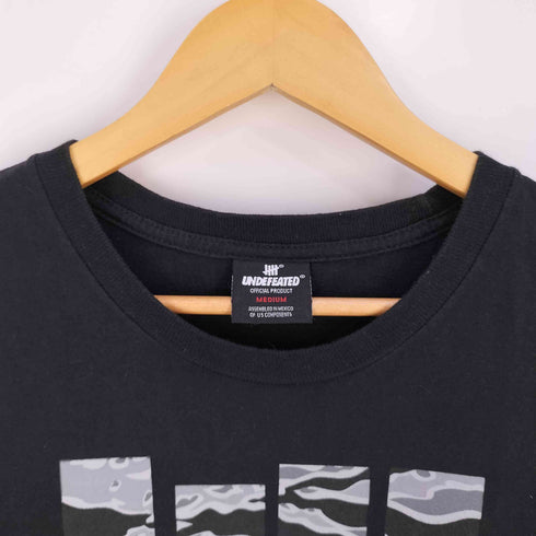 アンディフィーテッド UNDEFEATED フロントロゴプリント 半袖Tシャツ メンズ M