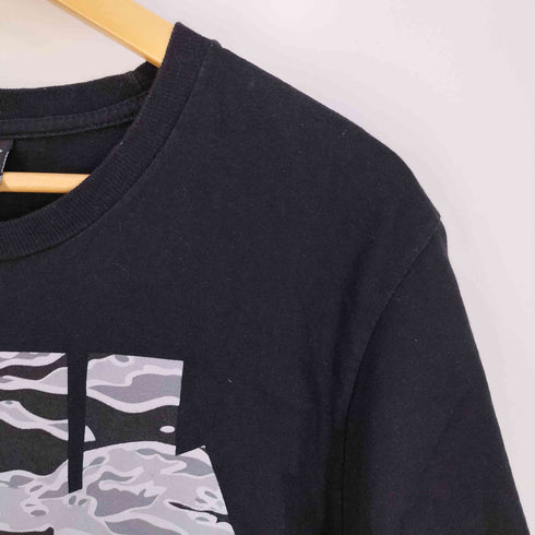 アンディフィーテッド UNDEFEATED フロントロゴプリント 半袖Tシャツ メンズ M