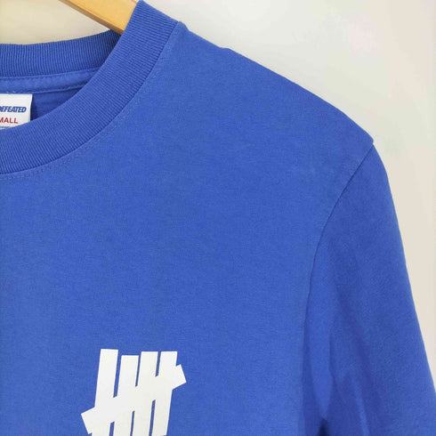 アンディフィーテッド UNDEFEATED 両面プリントロゴ クルーネック 半袖Tシャツ メンズ S