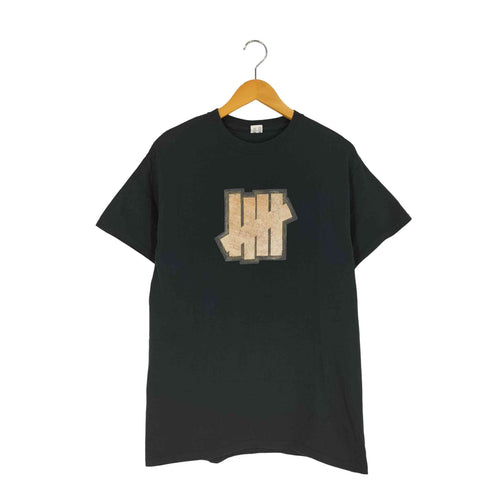 アンディフィーテッド UNDEFEATED フロントロゴ クルーネック 半袖Tシャツ メンズ M