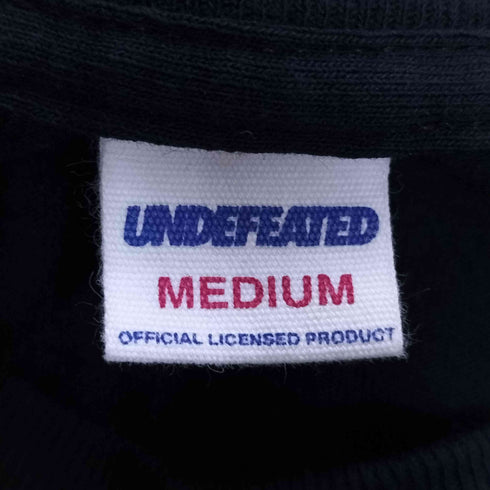 アンディフィーテッド UNDEFEATED フロントロゴ クルーネック 半袖Tシャツ メンズ M