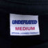 アンディフィーテッド UNDEFEATED フロントロゴ クルーネック 半袖Tシャツ メンズ M