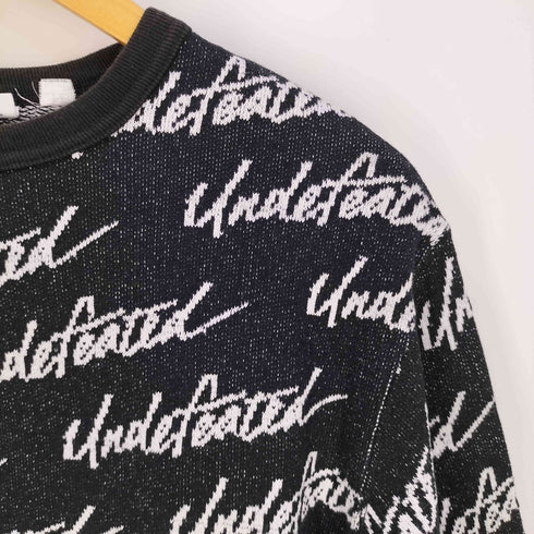 アンディフィーテッド UNDEFEATED 総柄ロゴトレーナー メンズ