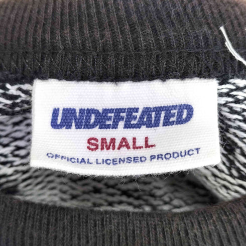 アンディフィーテッド UNDEFEATED 総柄ロゴトレーナー メンズ