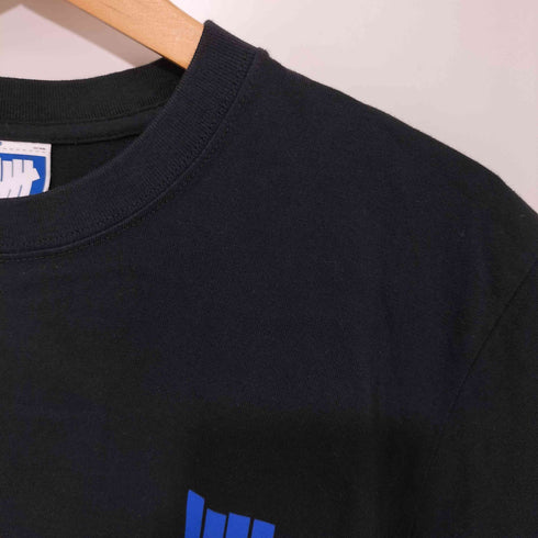 アンディフィーテッド UNDEFEATED 両面プリントロゴ クルーネック 半袖Tシャツ メンズ S