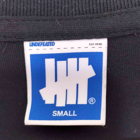 アンディフィーテッド UNDEFEATED 両面プリントロゴ クルーネック 半袖Tシャツ メンズ S