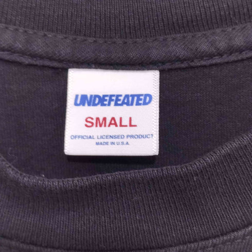 アンディフィーテッド UNDEFEATED USA製 袖ロゴ クルーネック ロングスリーブカットソー メンズ S