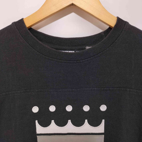 アンディフィーテッド UNDEFEATED 刺繍ロゴ クルーネック ナンバリング ロングスリーブカットソー メンズ M