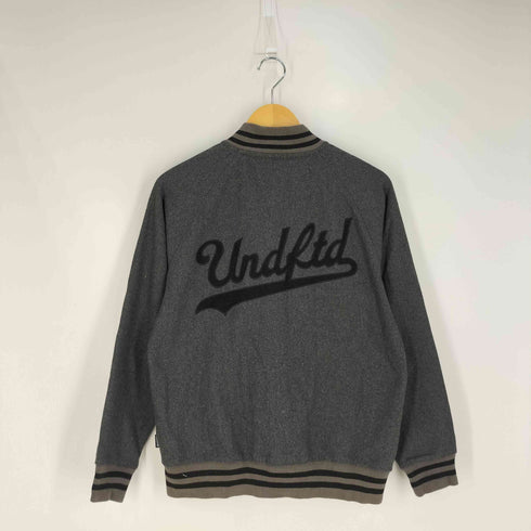 アンディフィーテッド UNDEFEATED ワッペンロゴ スタジャン メンズ S