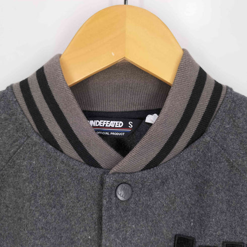 アンディフィーテッド UNDEFEATED ワッペンロゴ スタジャン メンズ S