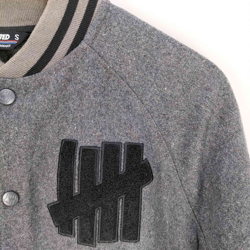アンディフィーテッド UNDEFEATED ワッペンロゴ スタジャン メンズ S