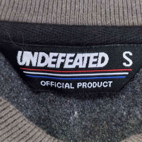 アンディフィーテッド UNDEFEATED ワッペンロゴ スタジャン メンズ S