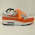 ナイキ NIKE W AIR MAX 1 NEUTRAL GREY/SAFETY ORANGE-WHITE-BLACK メンズ JPN:26