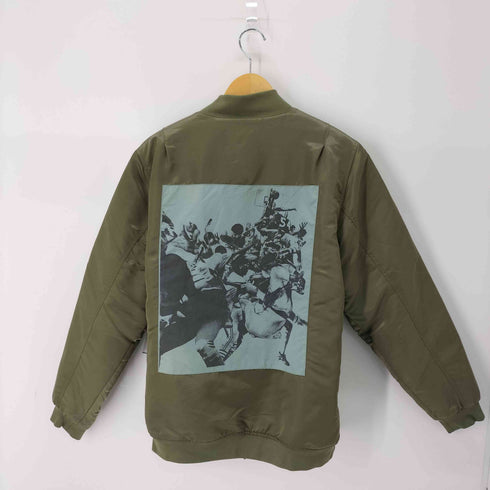 アンディフィーテッド UNDEFEATED バックフォトプリント 刺繍ロゴ リバーシブル フライトジャケット MA-1 メンズ JPN:M