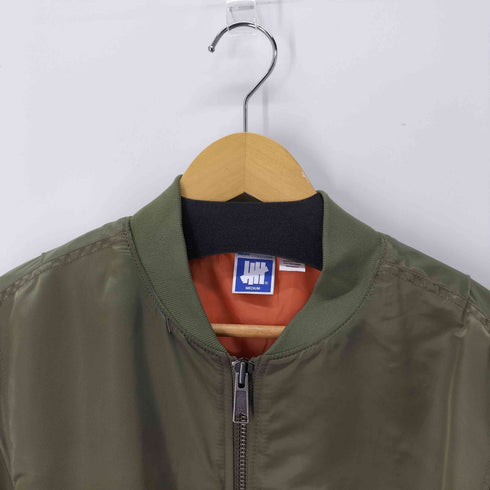 アンディフィーテッド UNDEFEATED バックフォトプリント 刺繍ロゴ リバーシブル フライトジャケット MA-1 メンズ JPN:M
