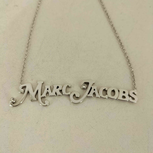 マークジェイコブス MARC JACOBS THE NAM PLATE MJ PENDANT / レディース