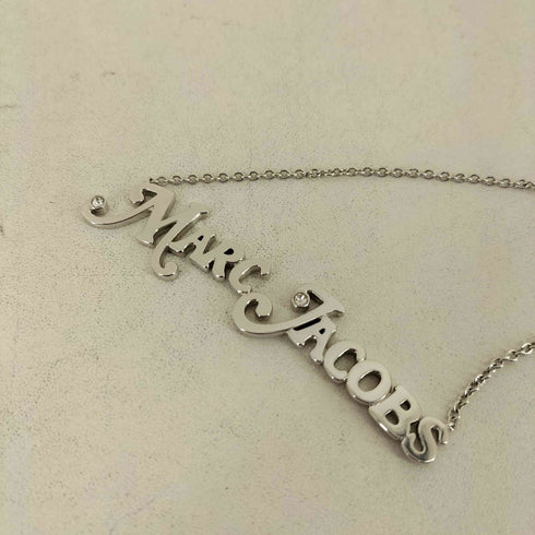 マークジェイコブス MARC JACOBS THE NAM PLATE MJ PENDANT / レディース