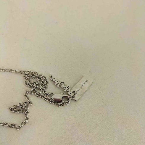 マークジェイコブス MARC JACOBS THE NAM PLATE MJ PENDANT / レディース