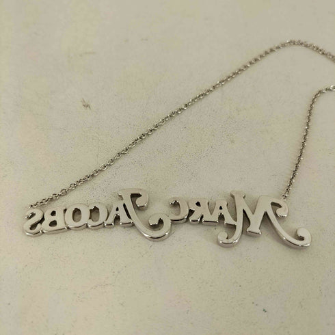 マークジェイコブス MARC JACOBS THE NAM PLATE MJ PENDANT / レディース