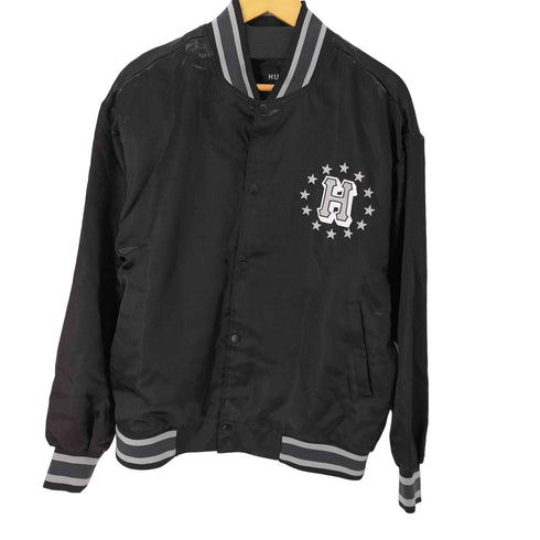 ハフ HUF GALACTIC STACK BASEBALL JACKET バックプリントサテン巣Tじゃん メンズ JPN:L