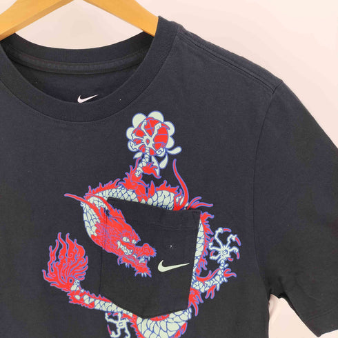 ナイキ NIKE 20AW ドラゴン 胸ポケット プリント クルーネック Tシャツ メンズ import:M