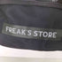 フリークスストア FREAKS STORE ロゴプリントスクエアボディバッグ ショルダーバッグ メンズ