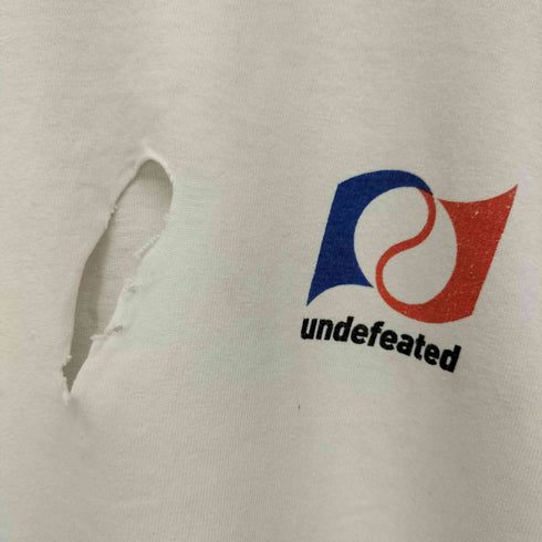 アンディフィーテッド UNDEFEATED ダメージ加工 ロゴプリント S/S クルーネック Tシャツ メンズ import:L