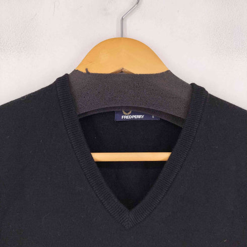 フレッドペリー FRED PERRY フロントロゴ刺繍 Vネックニット メンズ JPN:S