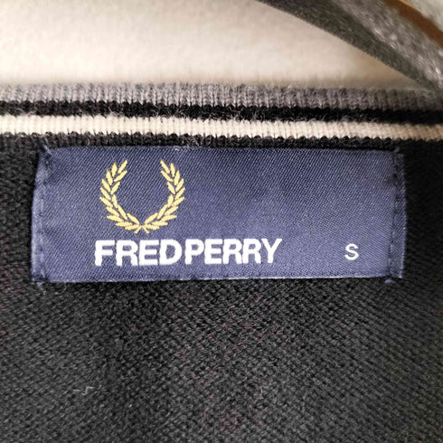 フレッドペリー FRED PERRY フロントロゴ刺繍 Vネックニット メンズ JPN:S
