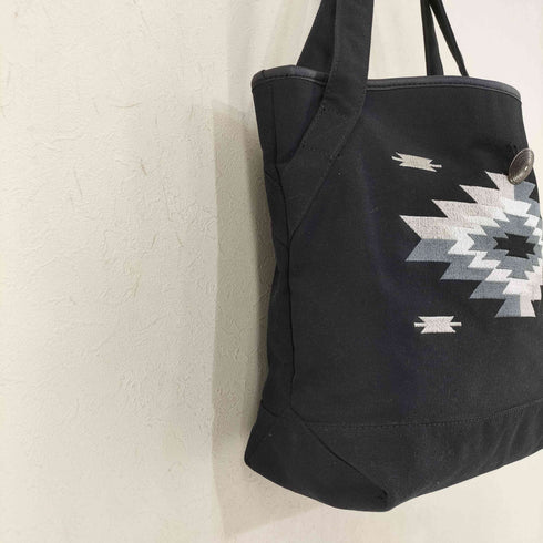 レジスタ regista オルテガ刺繍タッセル付きトートバッグ メンズ