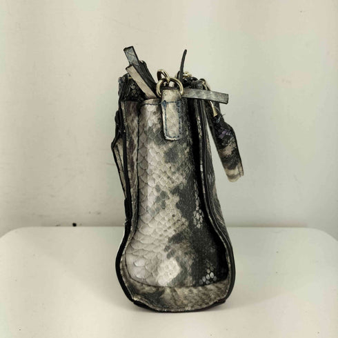 ゲス GUESS GREYSON STATUS CARRYALL 蛇柄ハンドバック レディース