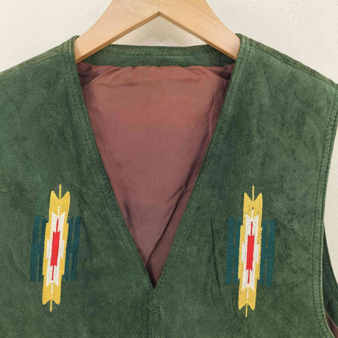 両面刺繍 オルテガ柄 くるみボタン スエードベスト メンズ