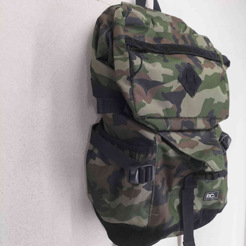 BC カモ柄バックパック メンズ