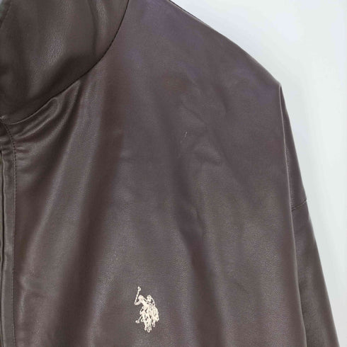 ユーエスポロアッスン U.S.POLO ASSN 別注 ロゴ刺繍 フェイクレザー ジップブルゾン メンズ JPN:S