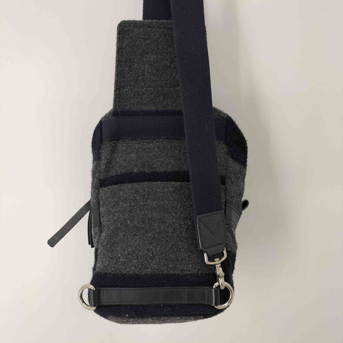 ヴィヴィアンウエストウッド Vivienne Westwood ボーダーワンショルダーバッグ メンズ