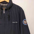 POKKA LABEL F1RST DRIP 袖ロゴワッペン 裏地チェック柄 ナイロンジャケット メンズ JPN:M
