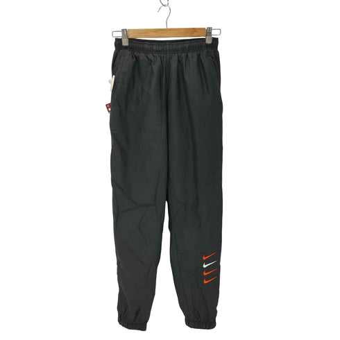 ナイキ NIKE スウォッシュ刺しゅう 裾ジップ トラックパンツ メンズ JPN:XS